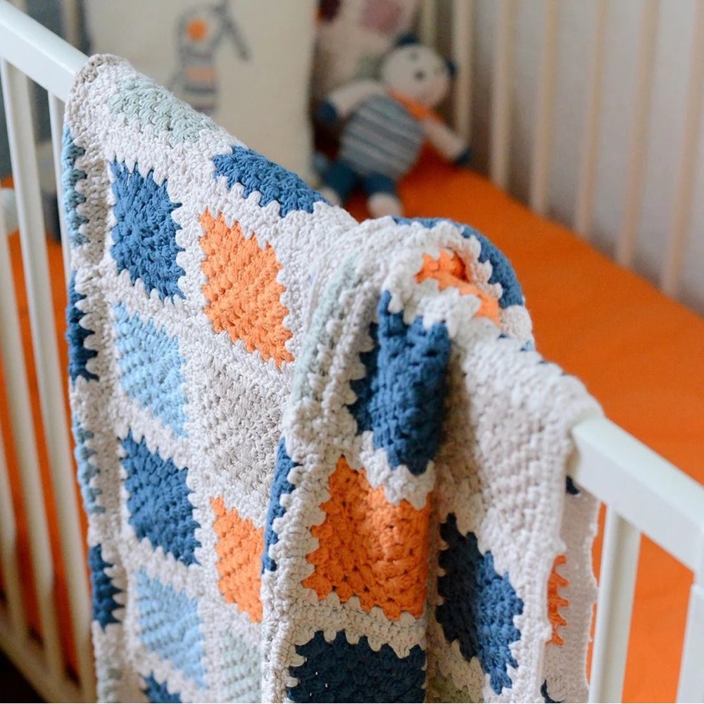 PEBBLE CHILD blue organic granny squares blanket